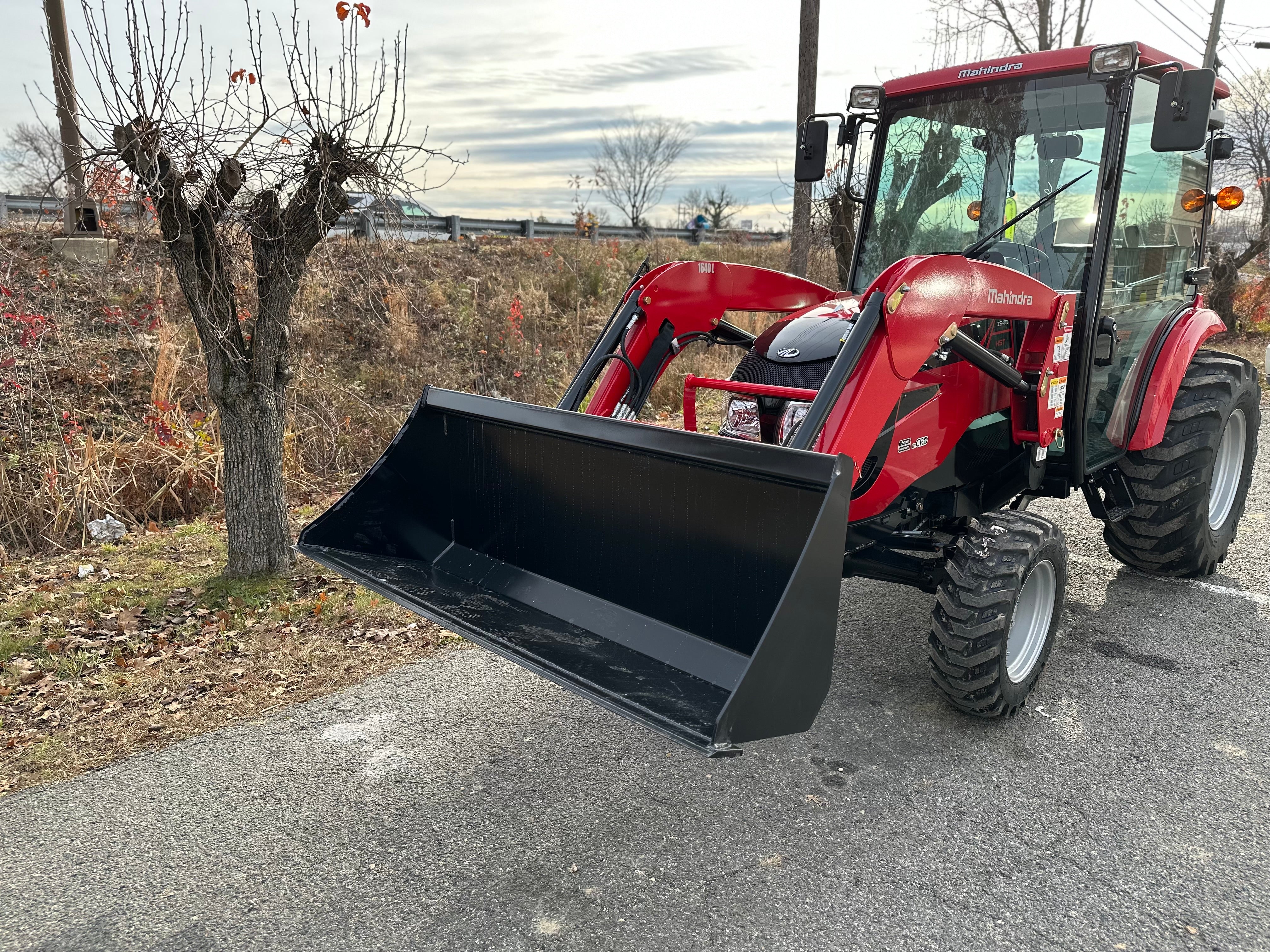 1640 Mahindra Tractor 4WD CAB HST with Ind Tires, Loader