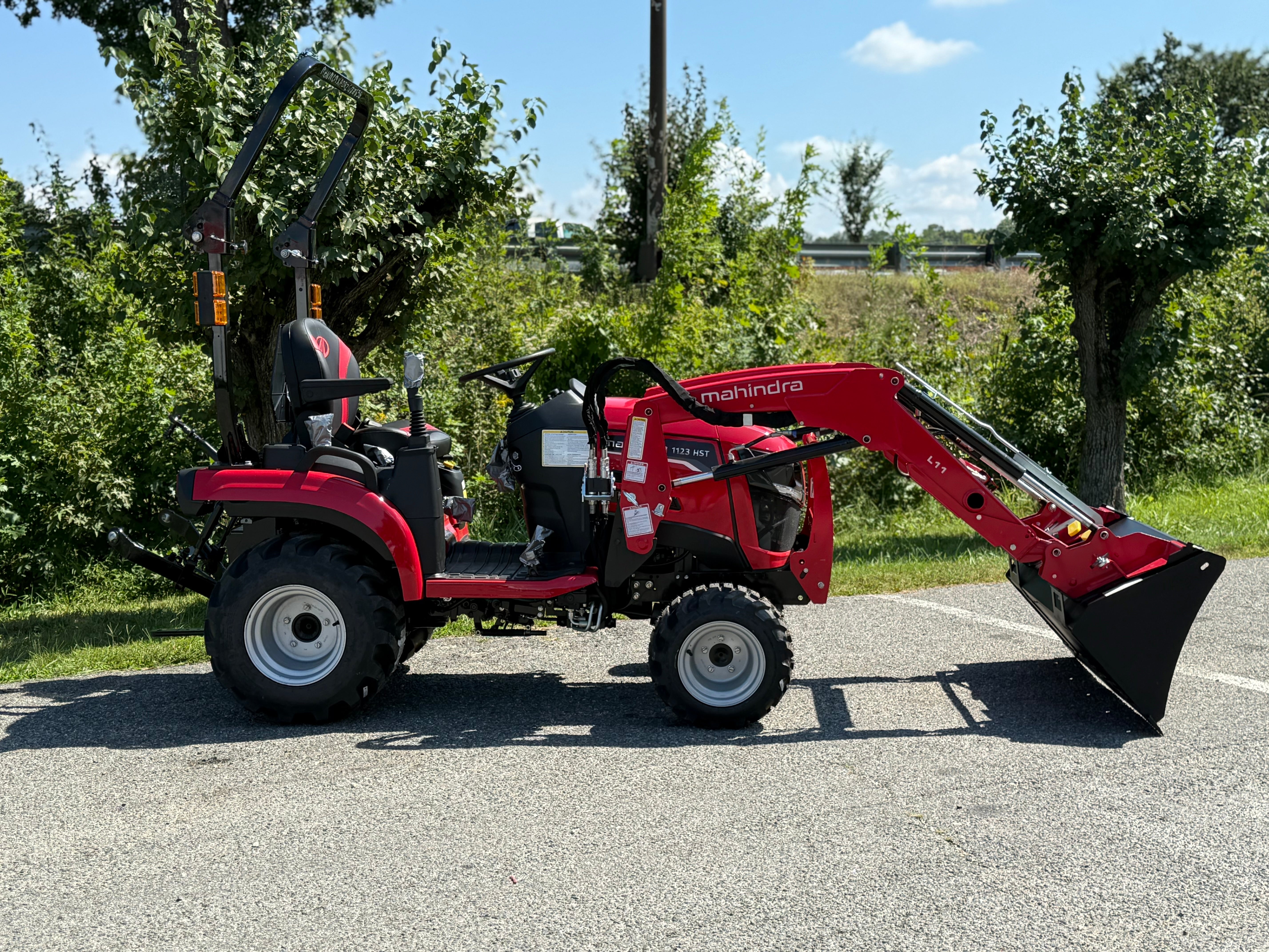 MAHINDRA TRACTOR 1123 with 60" Mower 4WD ROPS HST, Loader, Backhoe - 0