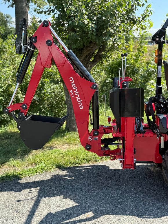 MAHINDRA TRACTOR 1123 with 60" Mower 4WD ROPS HST, Loader, Backhoe